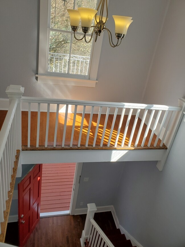 Entryway landing - 8 Fontainebleau Dr