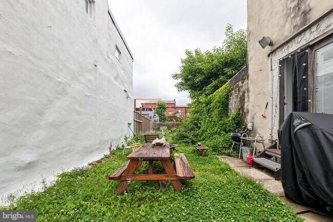 Building Photo - 2134 E Arizona St