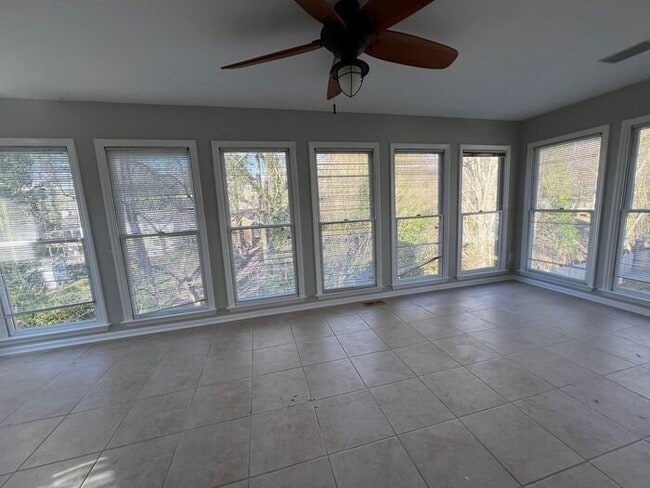 Building Photo - Wonderful 3 Bedroom Split Level Home In Sa...
