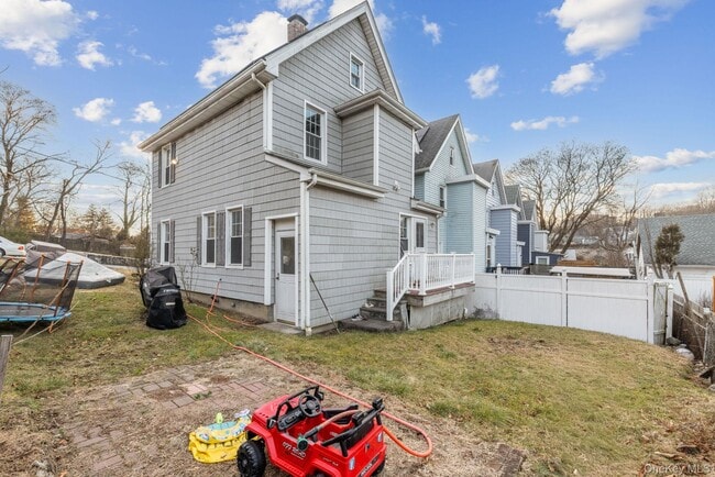 Building Photo - 983 Warren Ave