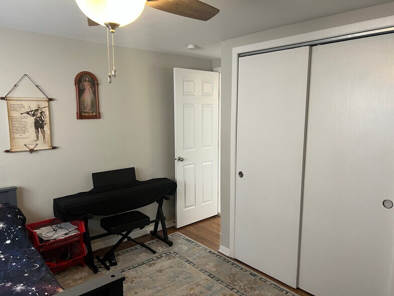 Building Photo - 2539 N 75th Ct