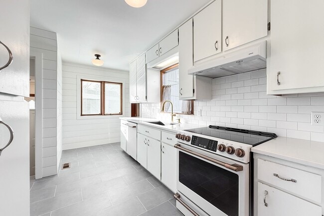 Building Photo - Riverfront 3-Bedroom Historical Richland Home