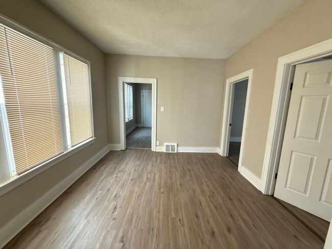 Building Photo - This beautifully updated 3-bedroom, 1-bath...