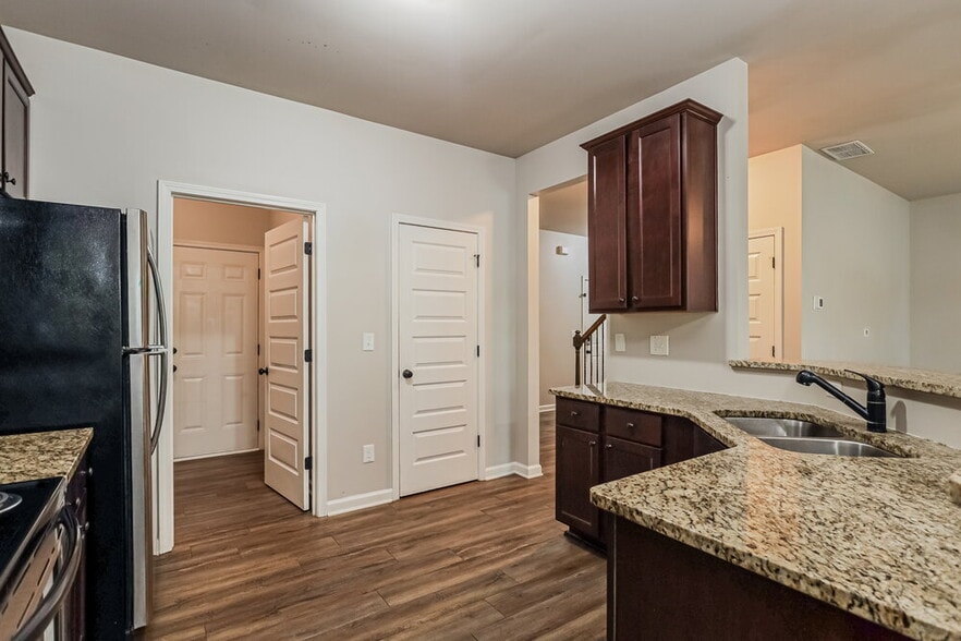 Building Photo - 1845 Simmons Ln