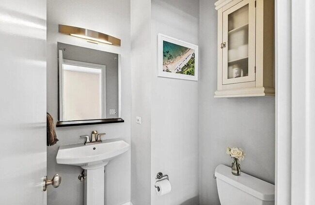 Building Photo - Comfortable Living in a Desirable Area