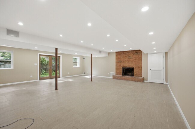 Building Photo - 10715 Clermont Ave