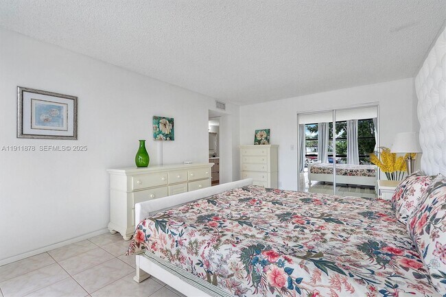 Building Photo - 1000 Parkview Dr