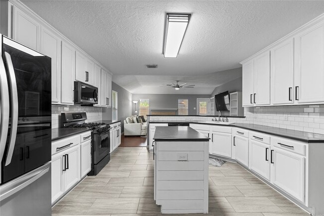 Building Photo - 10819 Redwood Dr