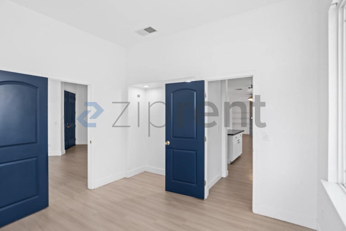 Building Photo - Unit