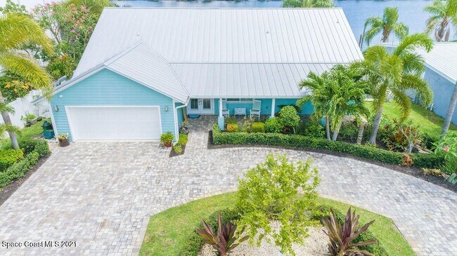 Building Photo - Gorgeous views from this 3 bedroom, 2.5 ba...