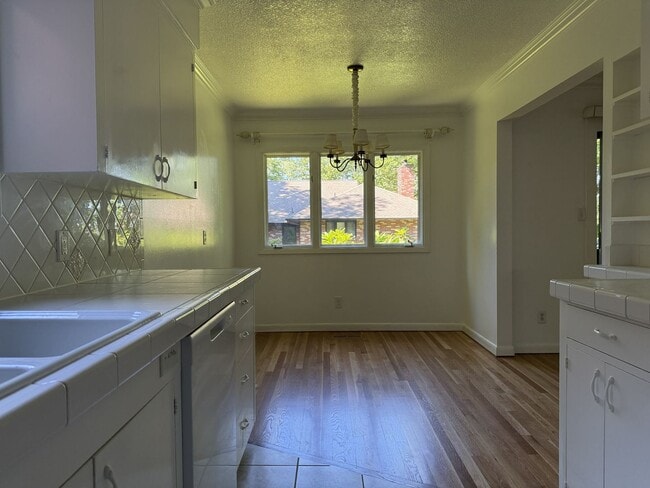 Building Photo - 2425 SW 19th Ave