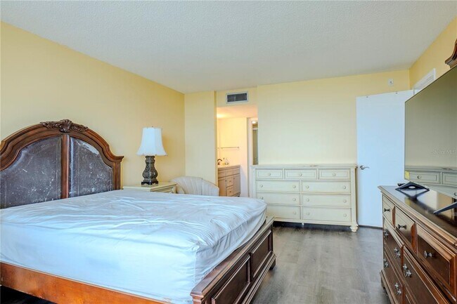 Building Photo - 2620 Cove Cay Dr