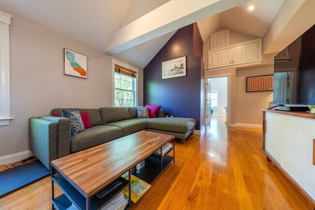Building Photo - 66 Thorndike St