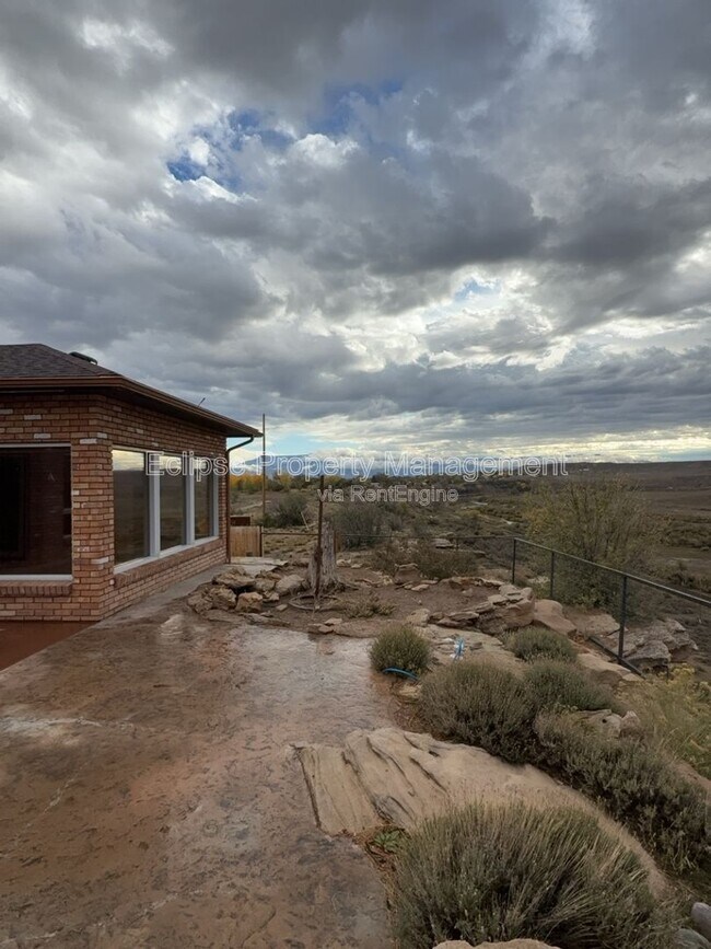 Building Photo - 2737 Sierra Vista Dr