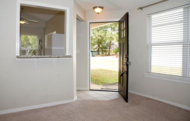 Building Photo - Central Niceville Home with Lawncare Included!