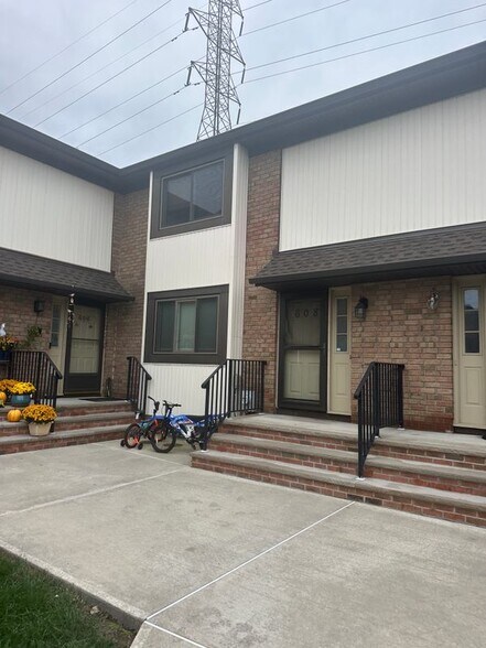 Primary Photo - 608 Robin Rd