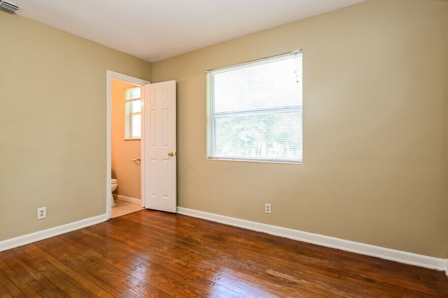 Building Photo - 2615 Ligustrum Rd