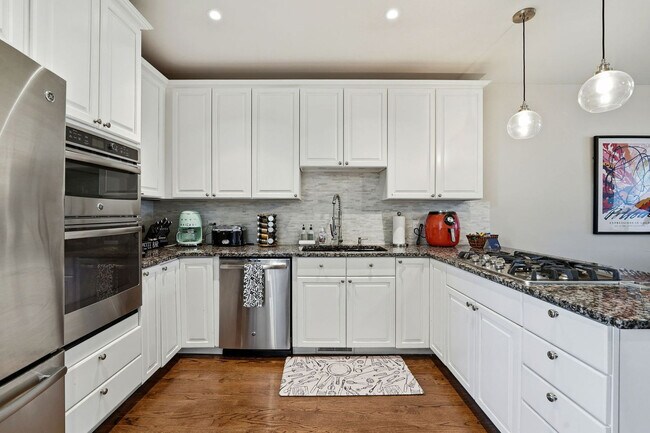 Building Photo - 657 N Carpenter St