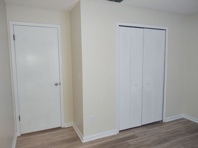 Building Photo - Charming 2 bedroom with enormous backyard.