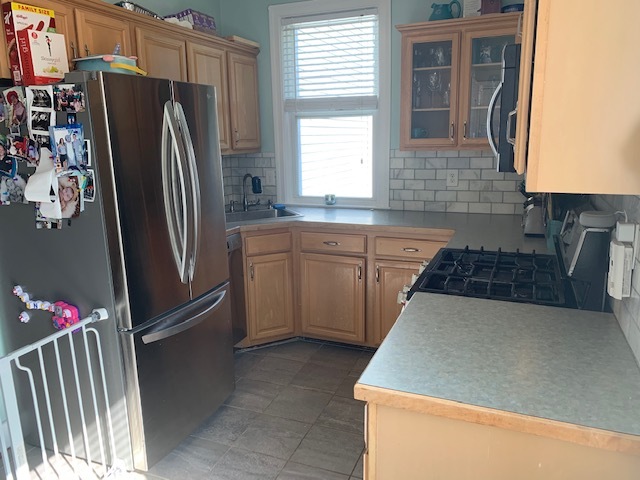 Kitchen with stainless steel newer appliances - 298 Albion St