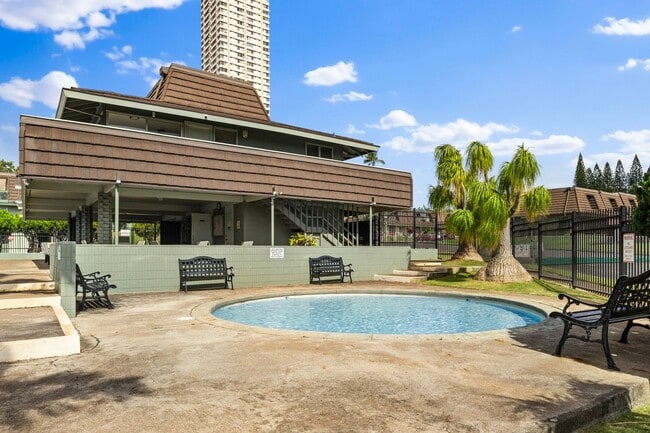 Building Photo - Spacious 3-Bedroom Townhome Across from Pearlridge – Available April 5