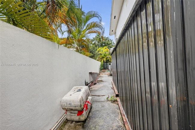 Building Photo - 135 South Dr