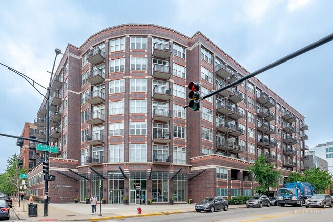 Building Photo - 1000 W Adams St