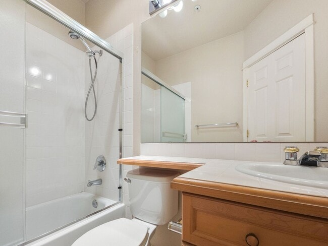 Building Photo - Comfortable 3-Bed End Unit Townhome Near F...