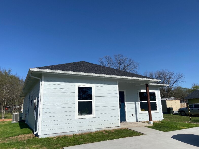 Building Photo - 1003 S 1st St