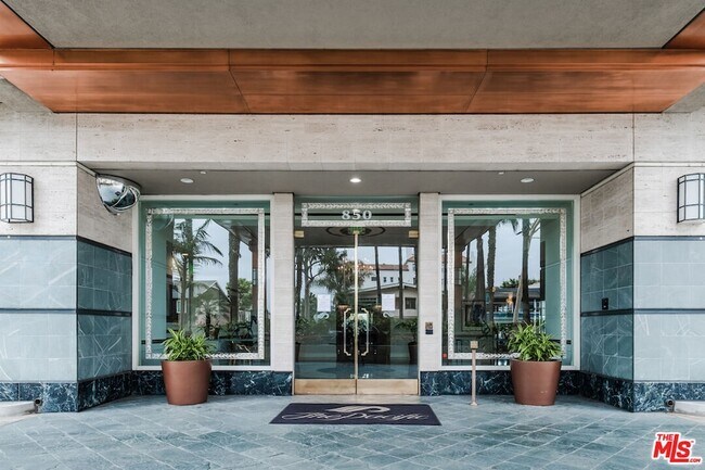 Building Photo - 850 E Ocean Blvd
