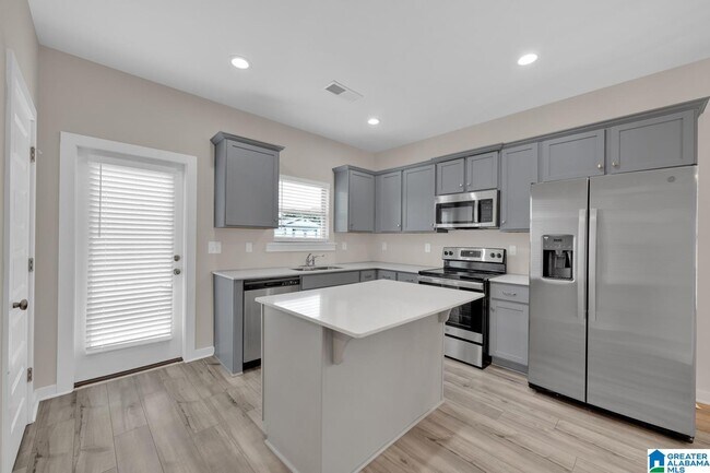 Building Photo - 170 Kings Wy