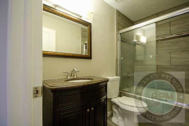 Building Photo - Huge 4-bedroom, 4-bath home