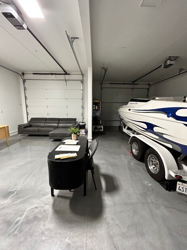 Building Photo - Beautiful Furnished Pool Home!