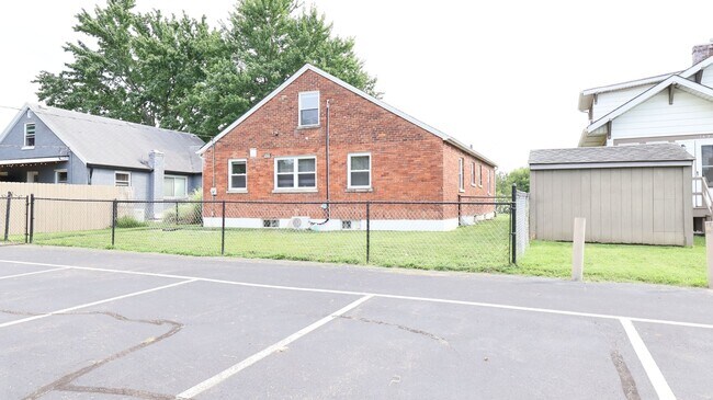 Building Photo - Newly renovated 4 bed 2 bath home