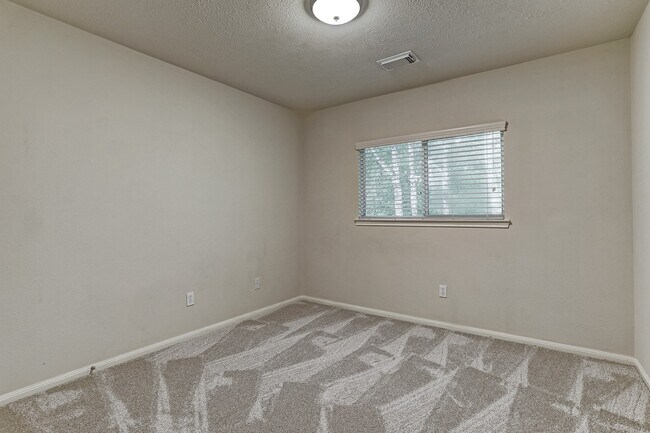 Building Photo - 18 Prairie Oak Dr