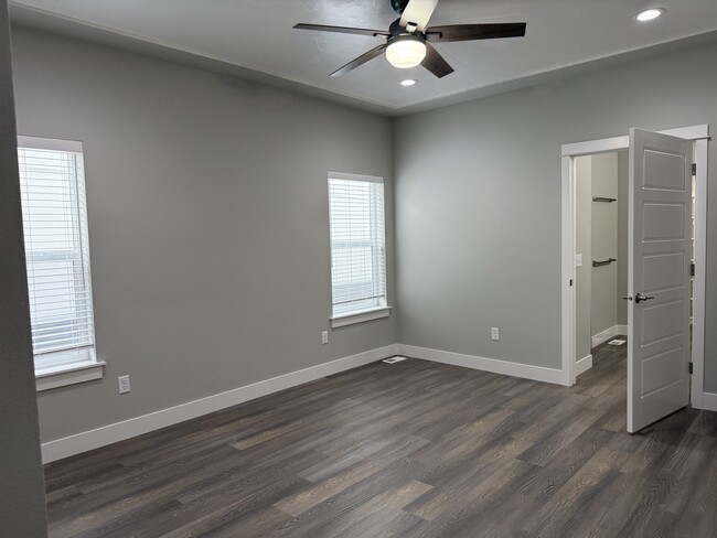 Building Photo - 817 Mission Oaks Dr