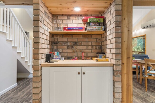 Building Photo - 901 Center St NE