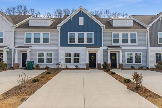 Building Photo - Beautiful 3 Bedroom 2.5 Bath Townhome in East Main Meadows