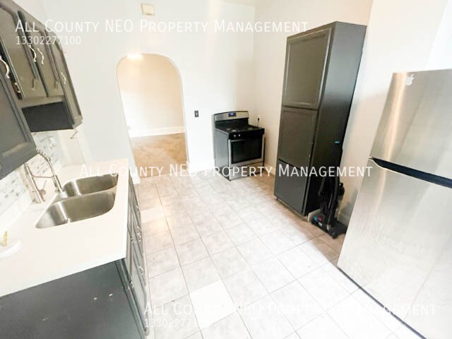 Building Photo - 1852 W 45th St