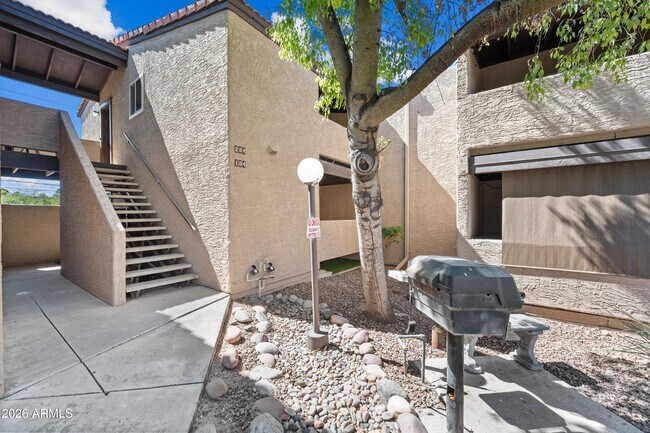 Building Photo - 5146 E Oak St