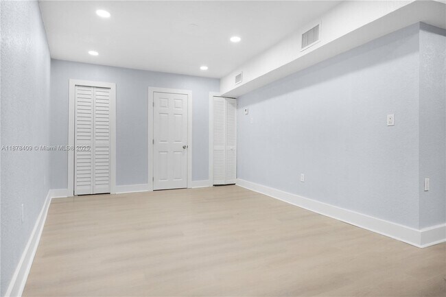 Building Photo - 430 SW 15th Rd