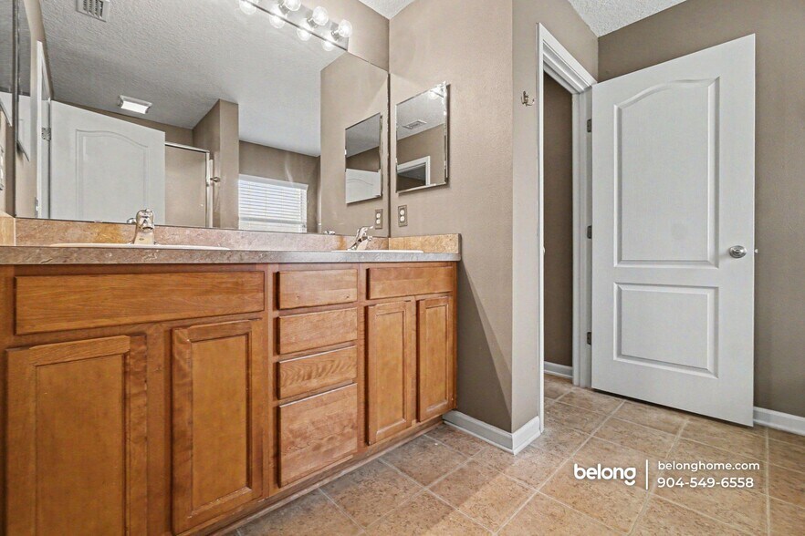 Building Photo - 15763 Twin Creek Dr