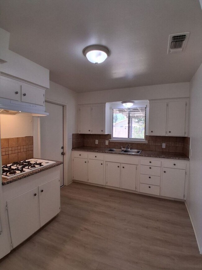 Building Photo - 1419 N Winery Ave