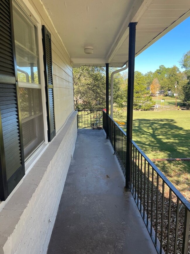 Building Photo - ** Beautiful 3 bed 2 bath located in fores...