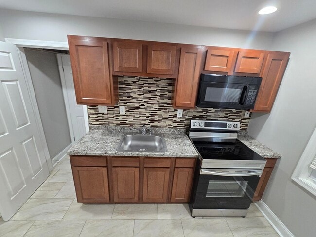 Building Photo - Beautiful 1 Bedroom w/ Den town home located in Dundalk.