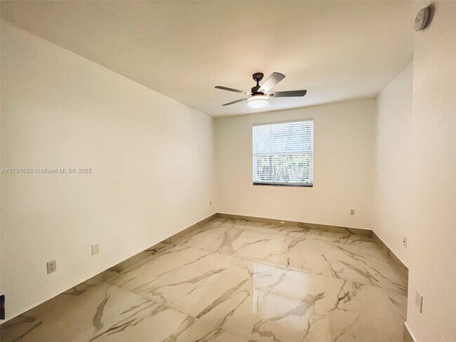 Building Photo - 17150 N Bay Rd