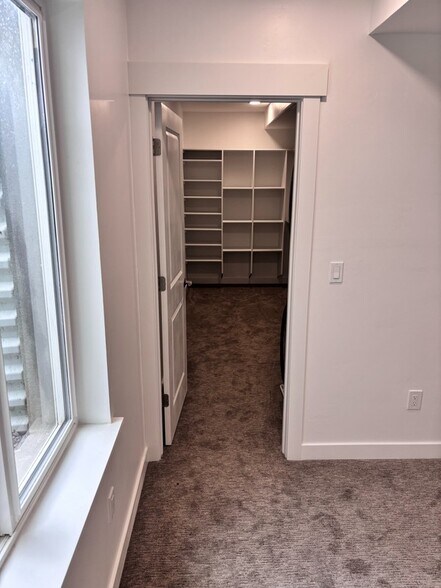 Building Photo - 67 E Wayside Dr