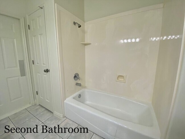Building Photo - SPACIOUS HOME FOR RENT!