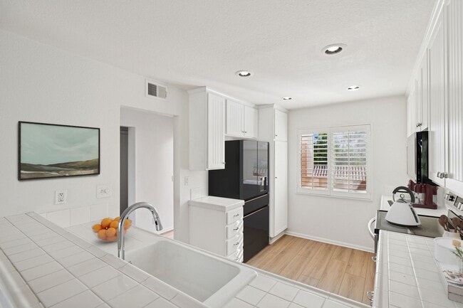 Building Photo - Villa Point Upper Unit with Loft and Golf ...