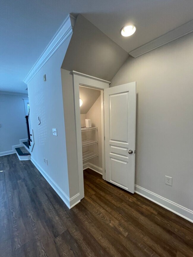 Building Photo - Three Bedroom Townhouse Available!